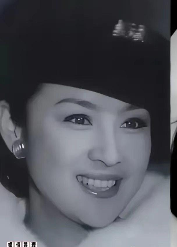 直到谢贤去世，我才知道，还有比林青霞更美的，就是谢贤的前妻甄珍。第一代琼女郎，简