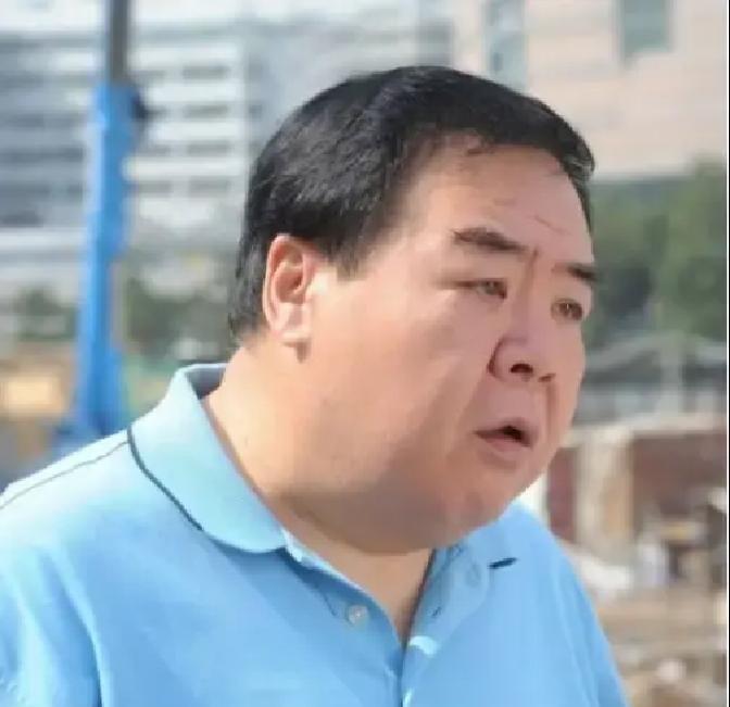 求助周润发吃了闭门羹，刘德华悄悄递来一张支票。1993年，郑则仕的电影公司崩盘，