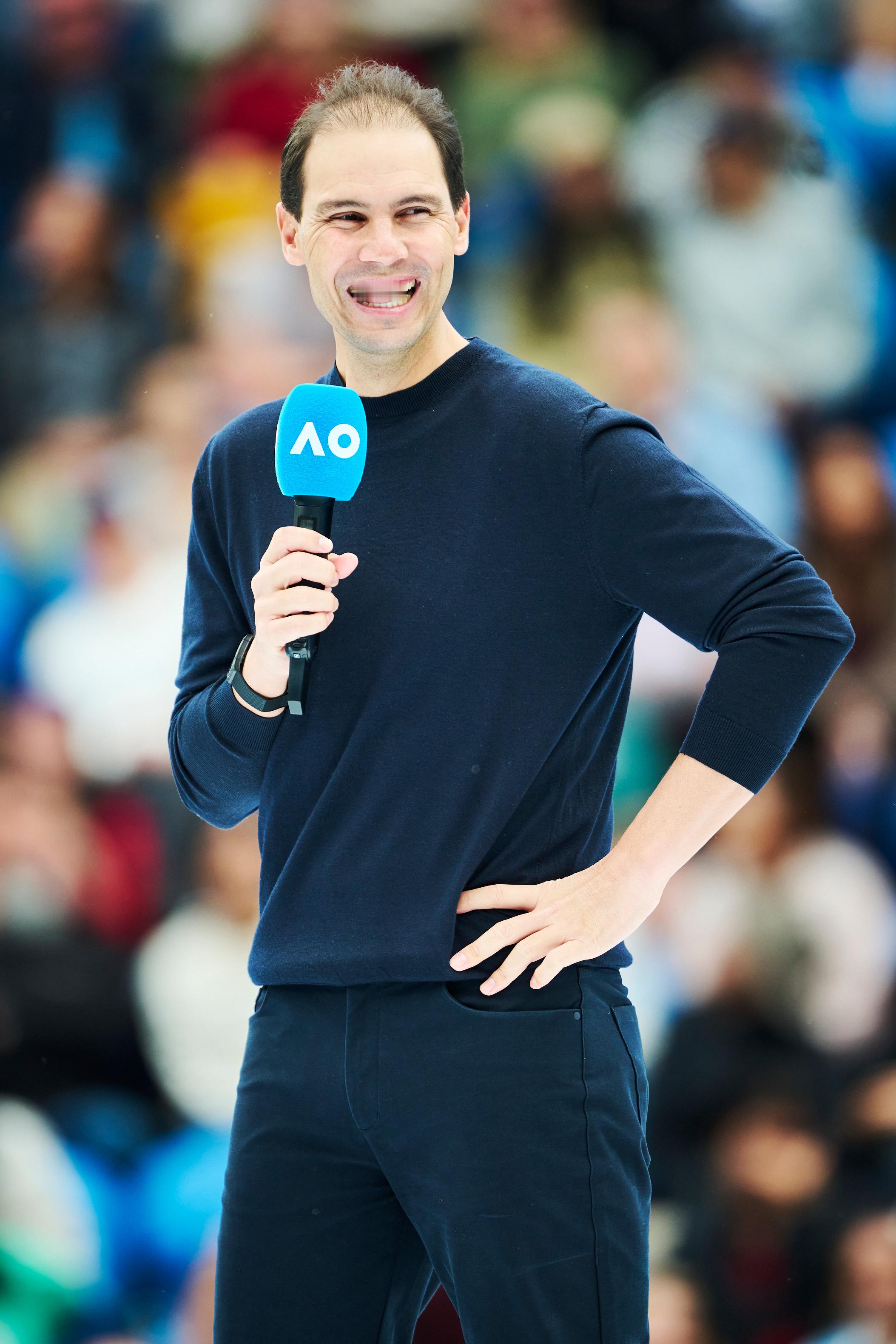 春风不懂风情，吹动少年的心！当Rafa纳达尔的发丝被澳网轻风吹动笑容绽放时，我百