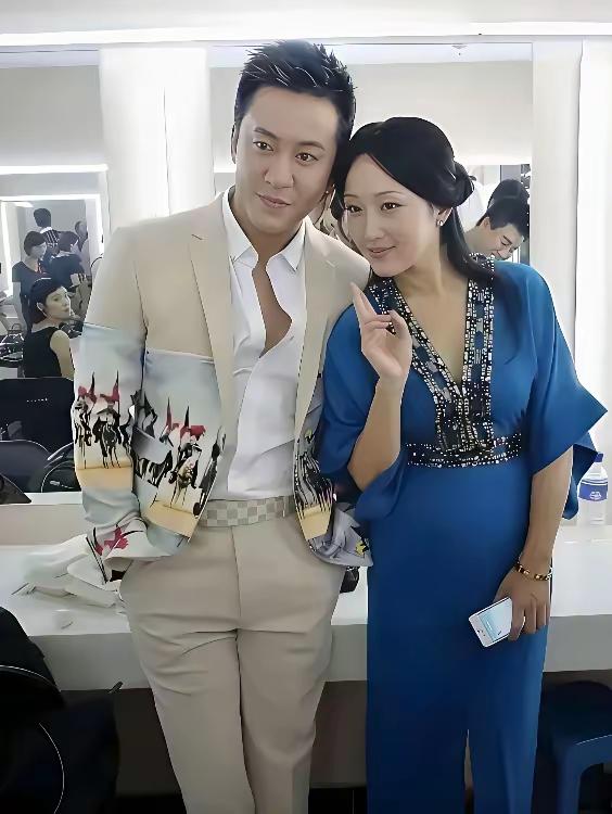 真是“金童玉女”啊，太般配啦！当年要是在一起就好了。不得不说，也别喷他们。虽说