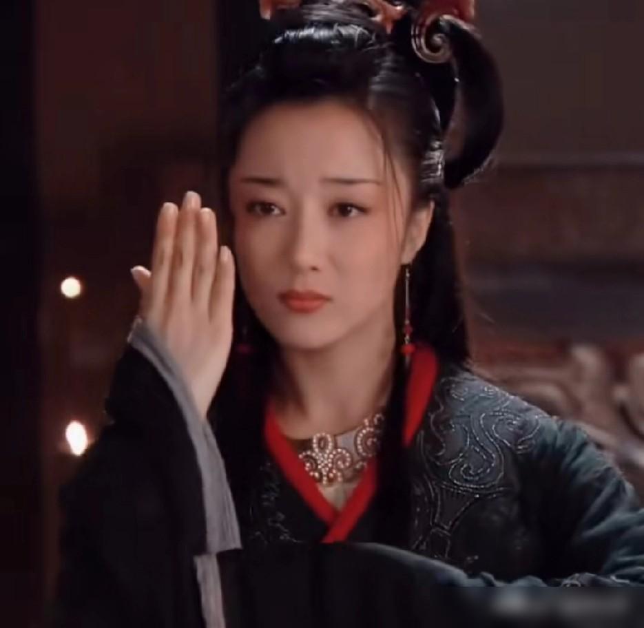 李依晓演虞姬，强忍不笑，被嘲“憋出内伤”。结果呢？她9岁学京剧，全国拿奖