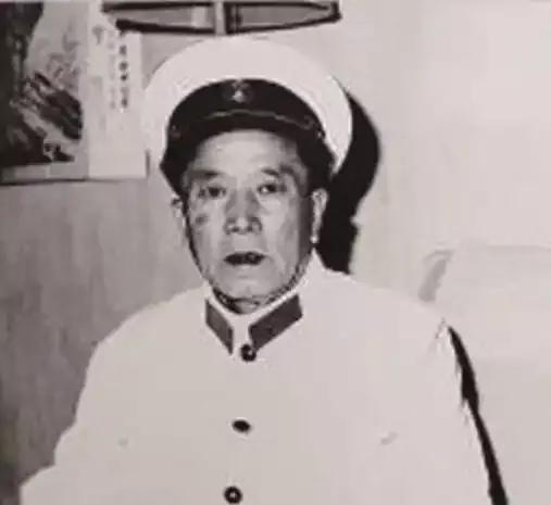 他摸了摸口袋，这回是真的一分都不剩了。那年春天，绿皮火车上人挤人，他刚被下放，