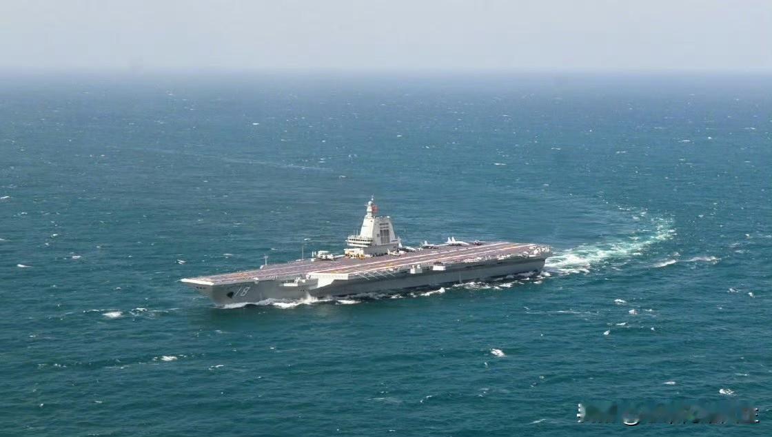 怎么样，意外吧？咱们的首艘电磁弹射大平板航母福建舰，这甲板上再次出现了直-9老演