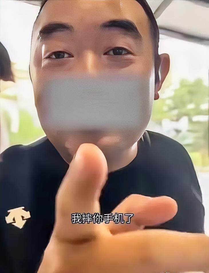 7月6日北京慕田峪长城，一名40多岁在职导游仗着工作身份，领着外籍游客当众插队，