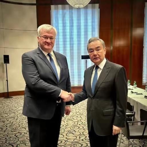 乌克兰外长西比哈在与中国外长会晤后表示，中国将向乌克兰提供额外的能源援助。中