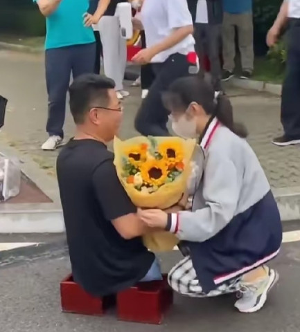 山东临沂无腿父亲，在考场外等待女儿，女儿一出考场，这一抱，看哭了多少父母！陈州