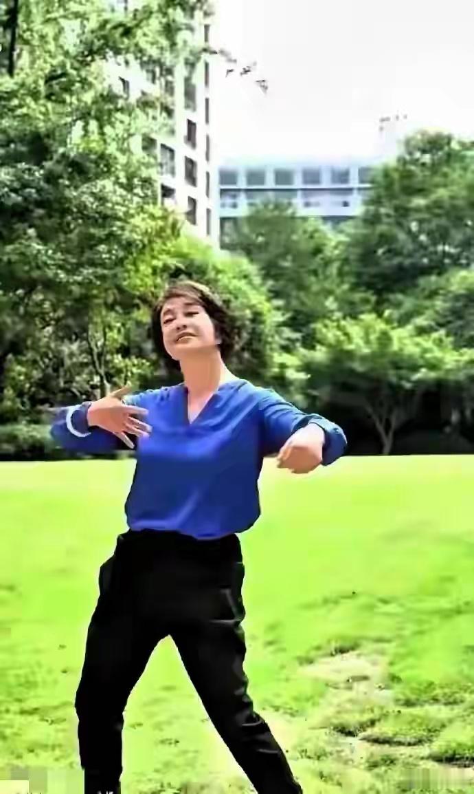 74岁刘晓庆在自家公园里健身气质状态超绝咋越活越年轻真让人羡慕！​​​