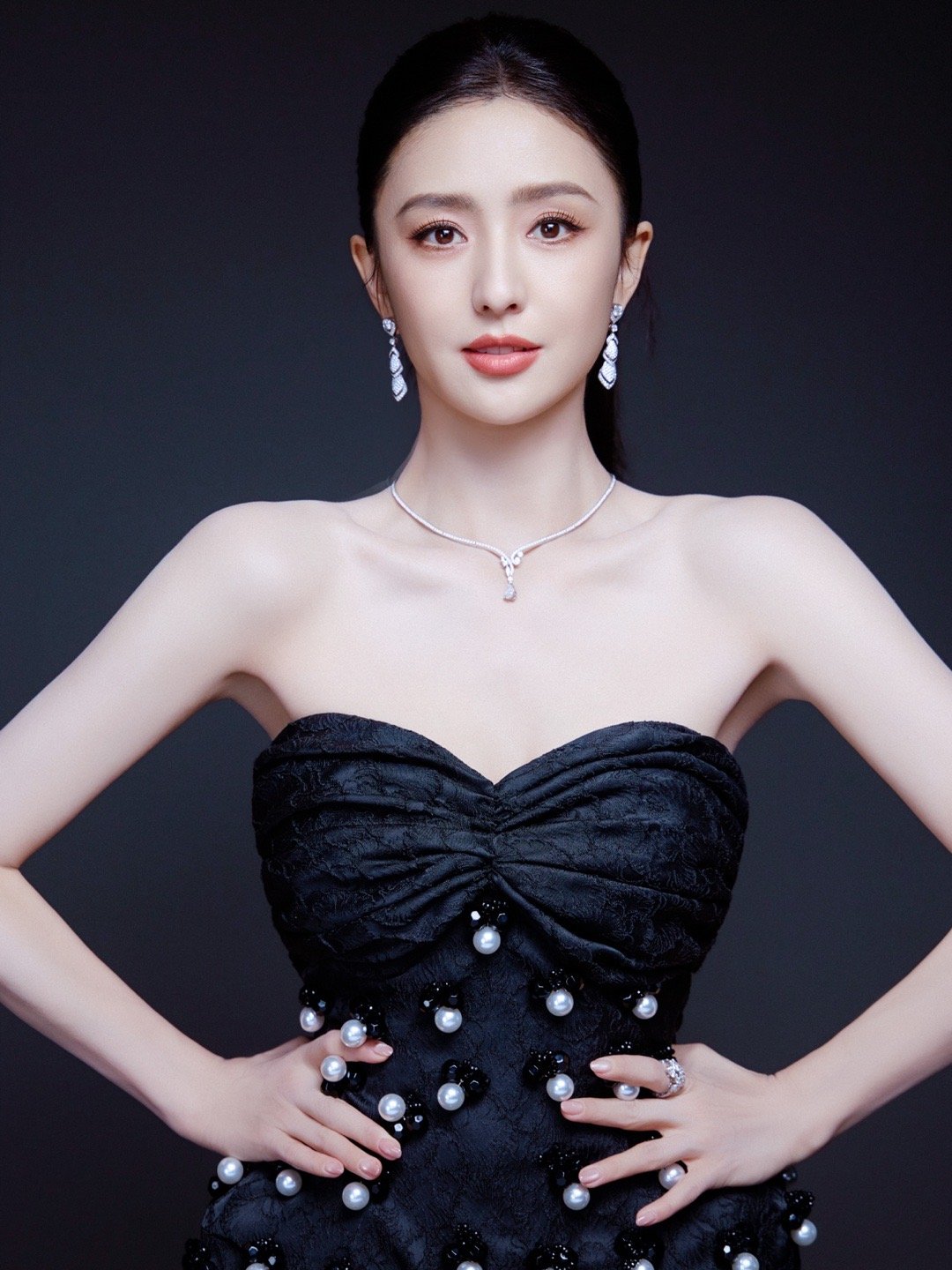 佟丽娅实在是优雅佟丽娅微博之夜实在是太优雅，两套造型把美丽与力量感融合得恰到好