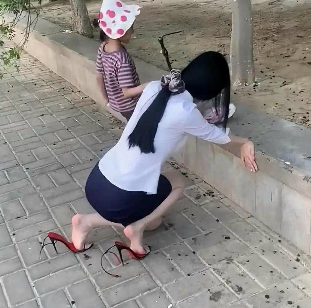 小姨辛苦了，帮我照顾孩子的一天