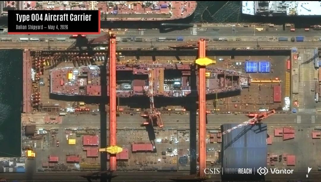 这是美国媒体发布的中国004型航空母舰2026年5月4日在大连造船厂的建造图像。