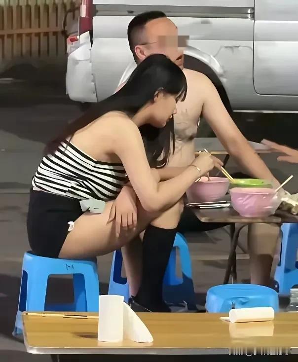 其实吃啥真的不重要，光着膀子让美女知道跟着哥倍有面！