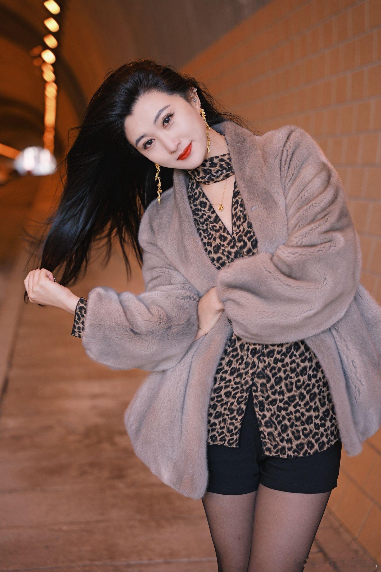 今天穿什么天冷了，豹纹姐姐要出场了美女绘梦长廊