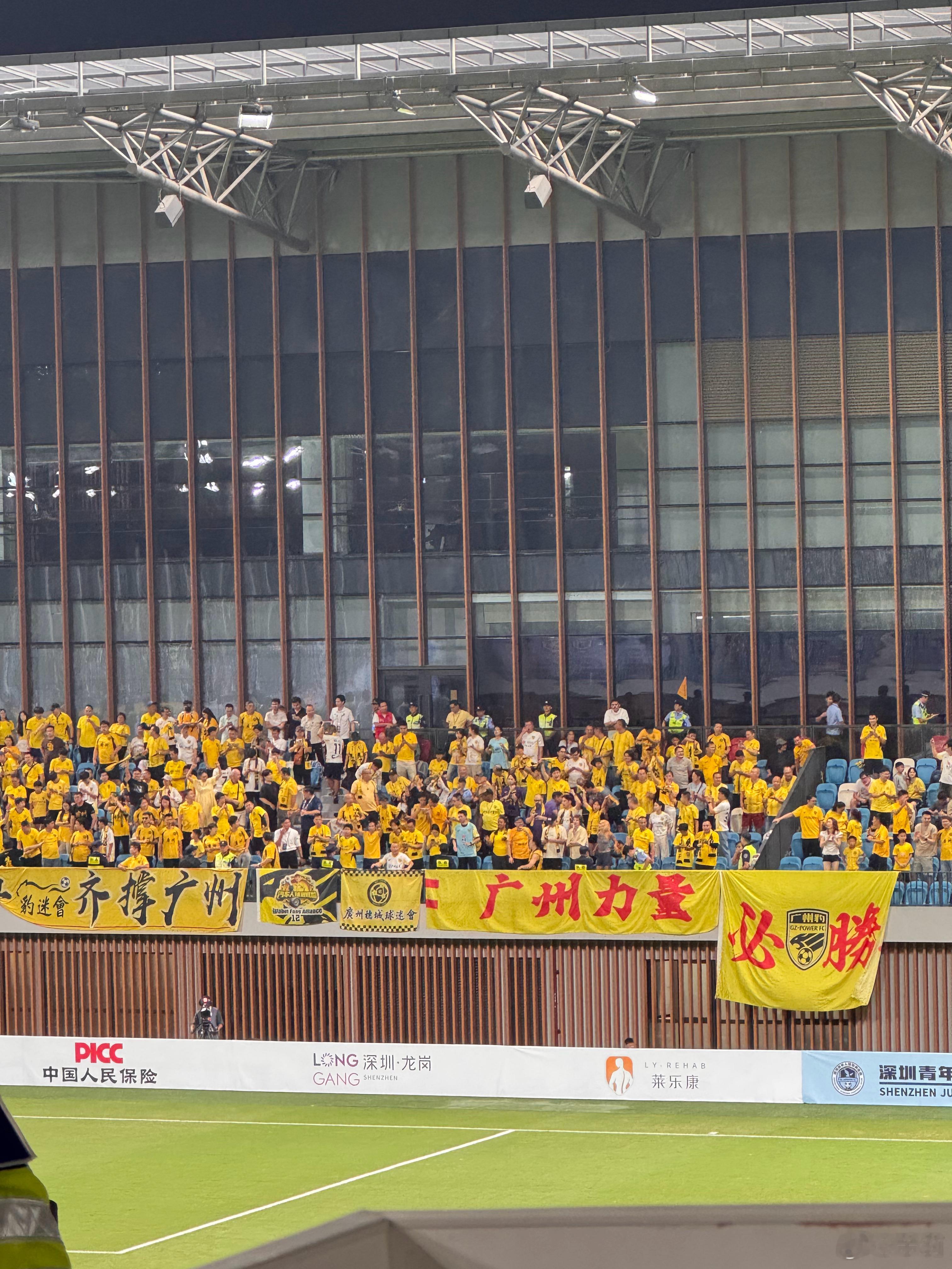第27分钟，广州豹梁学铭进球了。客队1-0领先。广东德比深圳新鹏城vs河南队