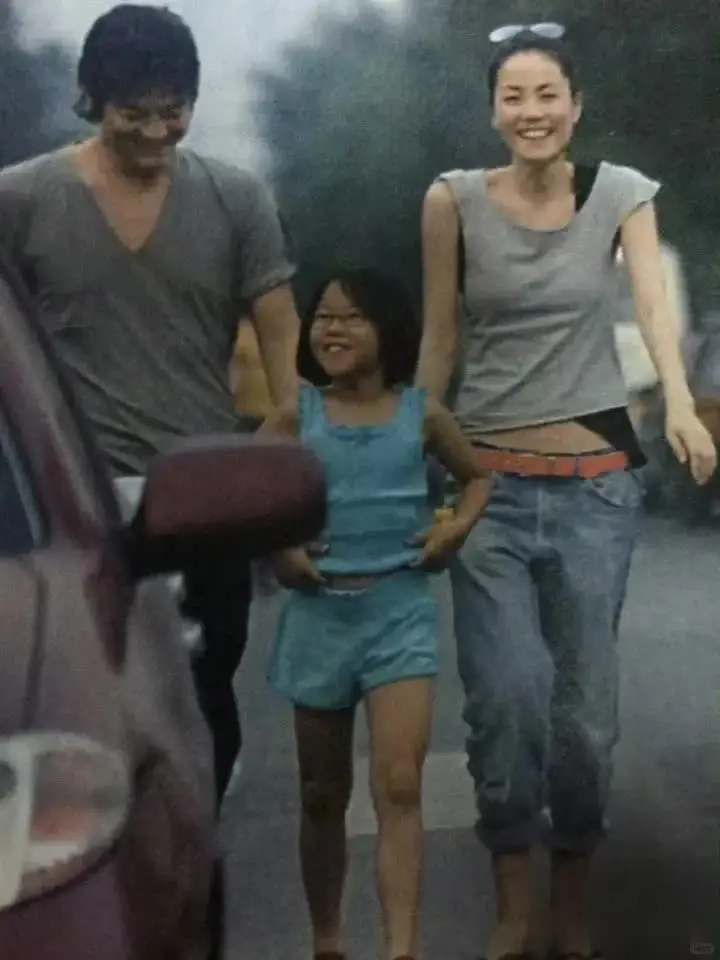 李亚鹏刚认识王菲那会儿，长得还可以的。也算眉清目秀的小生吧