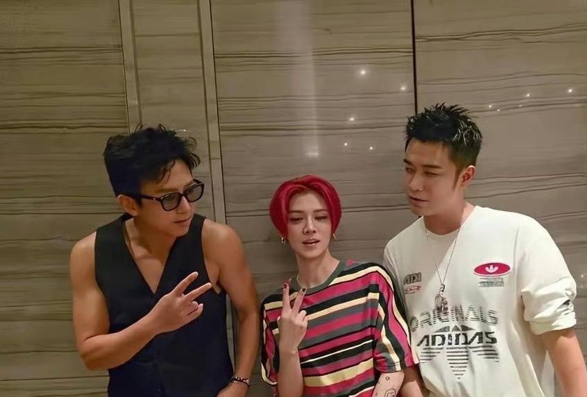 陈赫晒出鹿晗最新live生图，状态瞬间引发全网热议。曾经顶流风光无限，如今整个