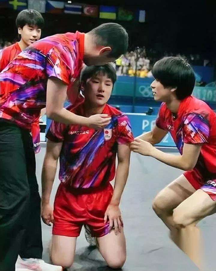 张本智和这次栽得有点冤！不是输球，是输了“人心”。成都赛场里，他全程没怎