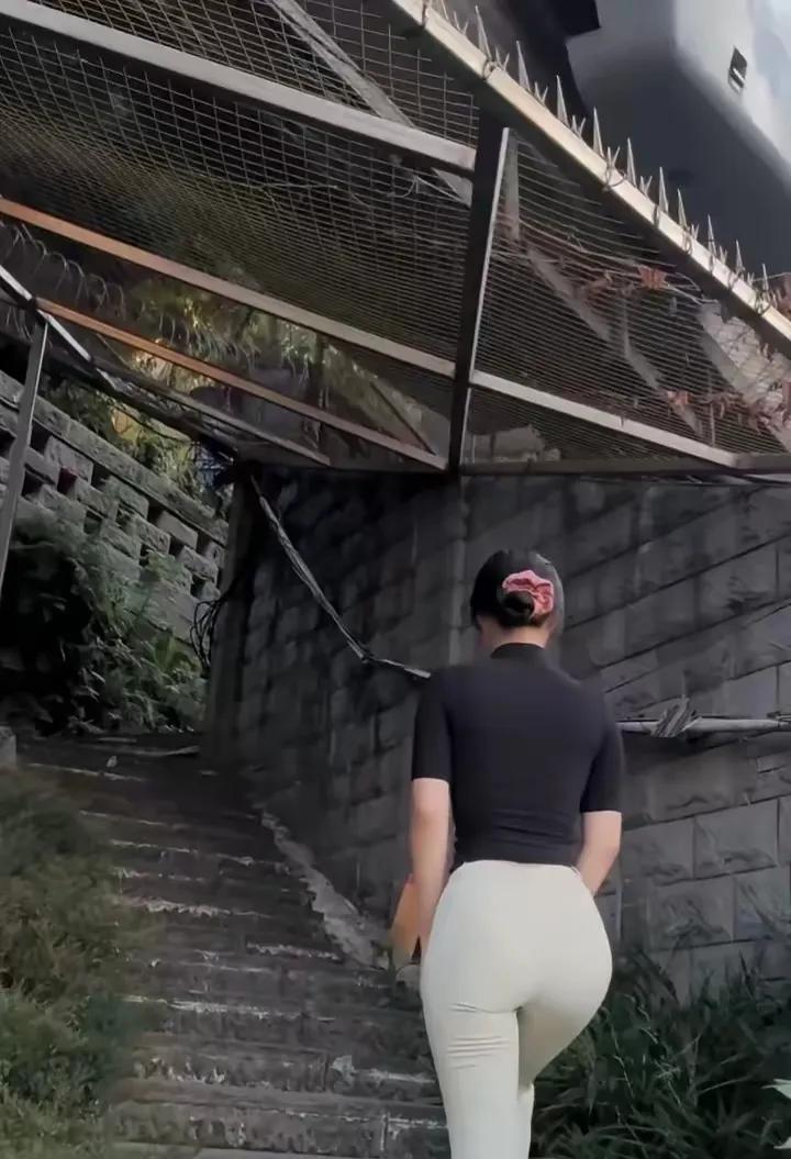 #上楼背影#静谧的楼梯，背影的魅力