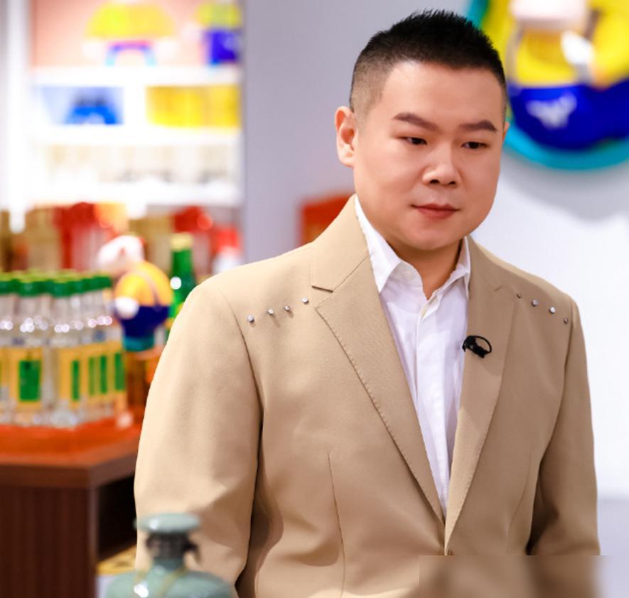 郭德纲为啥死活不让岳云鹏管钱？直到栾云平在台上哭崩，德云社后台的真相才算露出一角