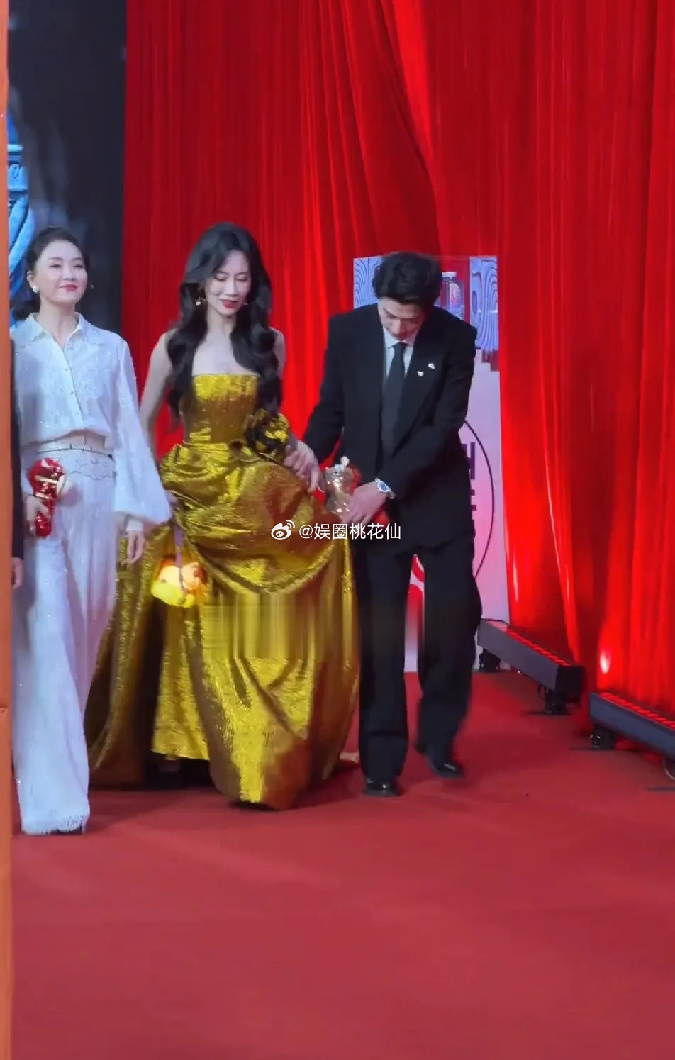 辛云来也太直男了吧，帮温峥嵘提裙子都能整出喜剧效果！他提的高度刚刚好能绊到脚，姐