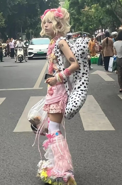 她是不是认为自己超有潮流感？