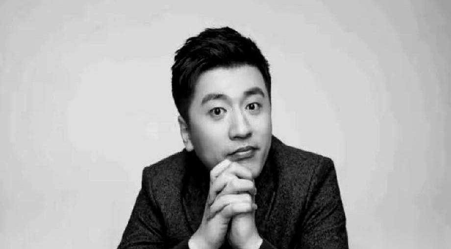 钱赚够了，人没了。一句“我走了”，比他讲过的所有段子都更像个黑色幽默。那个在