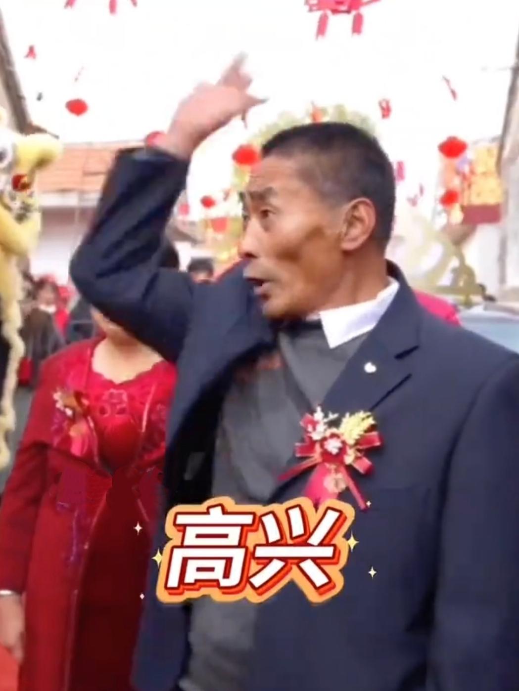 山东烟台办婚礼，司仪憋了个损招，当着全场人问新郎爸爸，儿媳和媳妇谁好看，这问题够