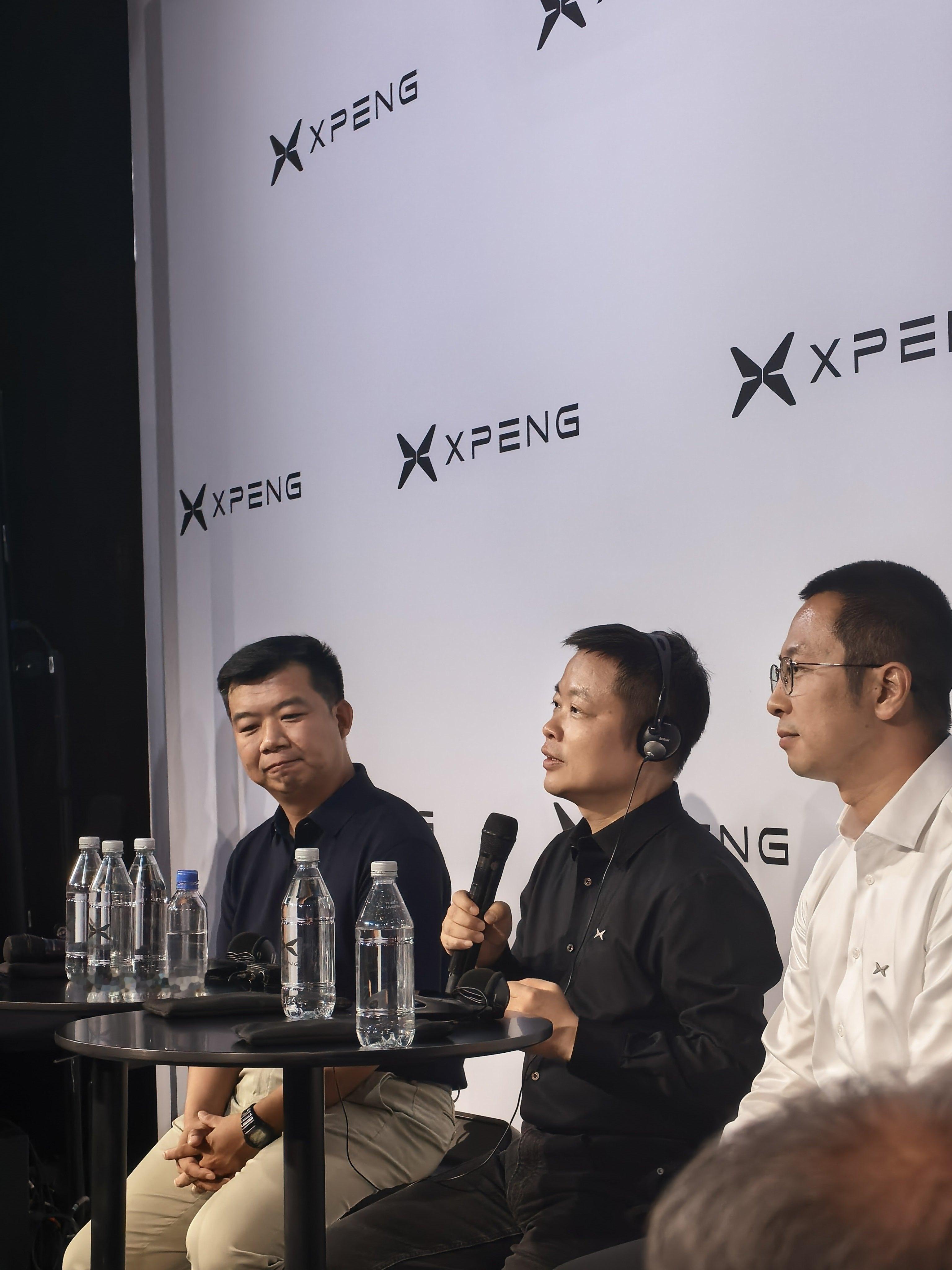 何小鹏今天回答了全球媒体的提问，海外媒体提问的角度也不太相同，小鹏总也做了回答。