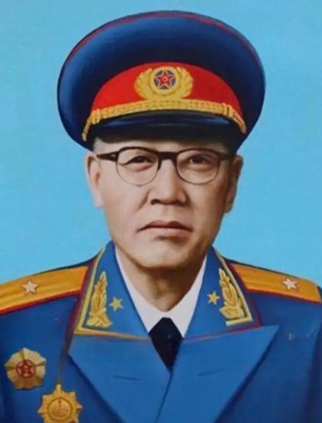 1955年授衔仪式结束后，仅获评少将军衔的贺晋年，遇到了刚跟老领导敬礼、寒暄完毕