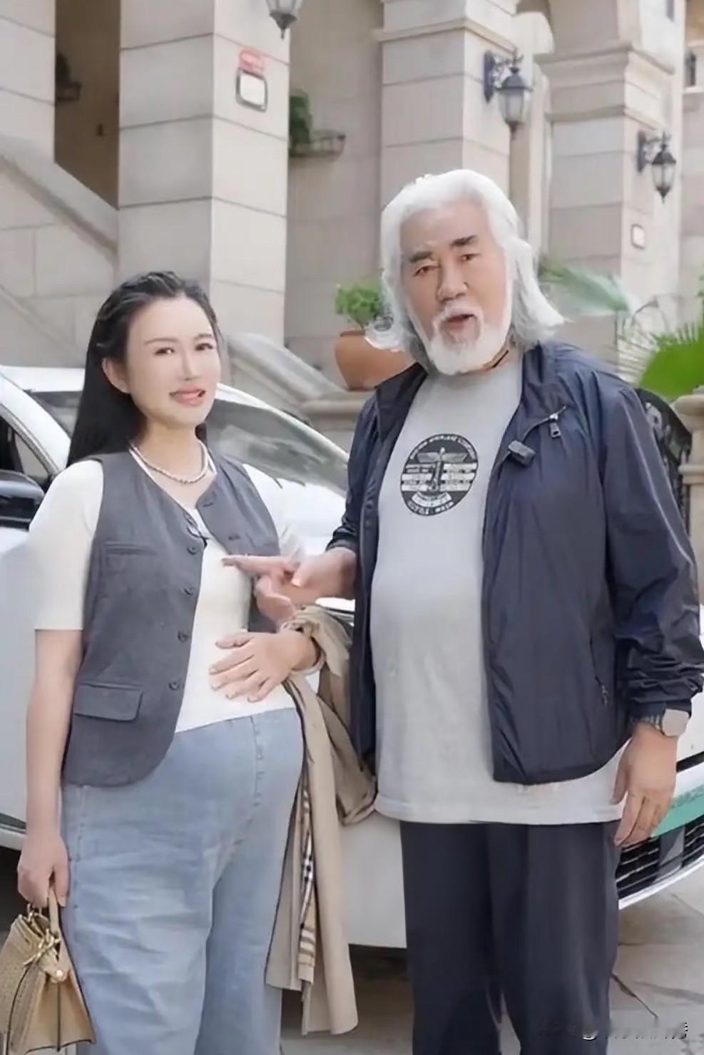 很多人羡慕这对夫妻，张纪中以后肯定能享“孩子”的福！他俩是一对“恩爱夫妻”，