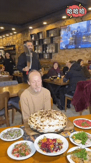 面对硕大的切刀，食客也变得谨小慎微了。