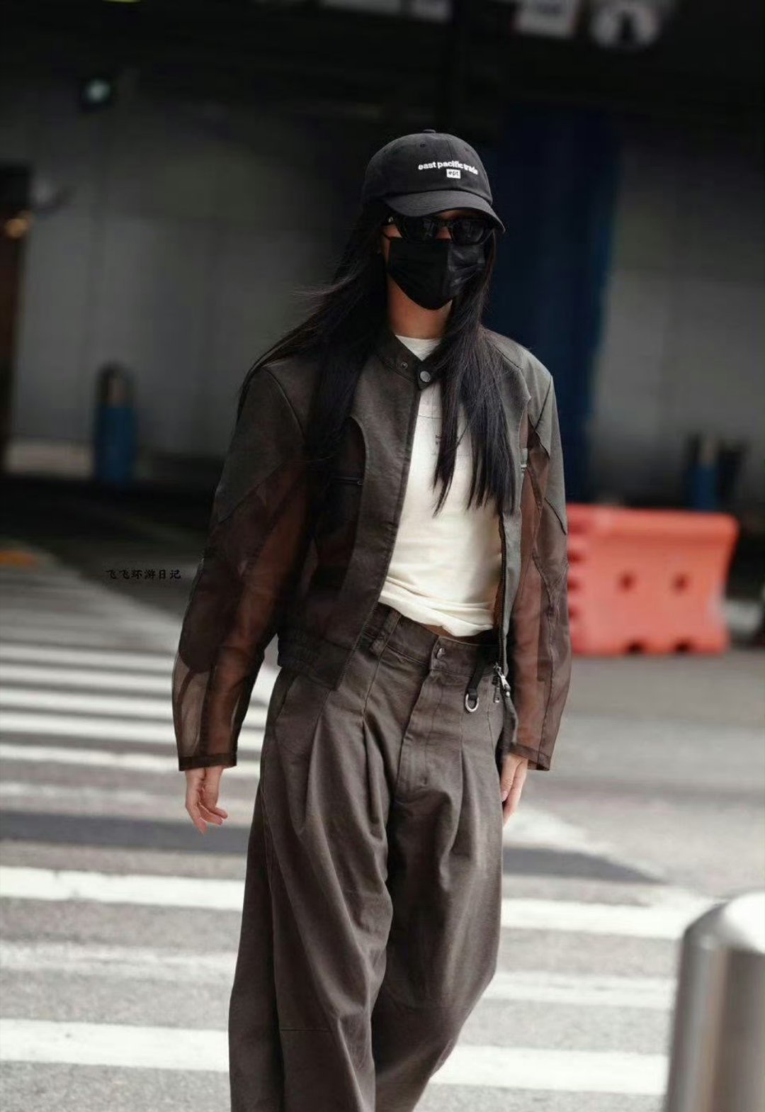 我是真的觉得，她正常穿衣服就挺顺眼的。越想搞各种小巧思小设计，效果越差
