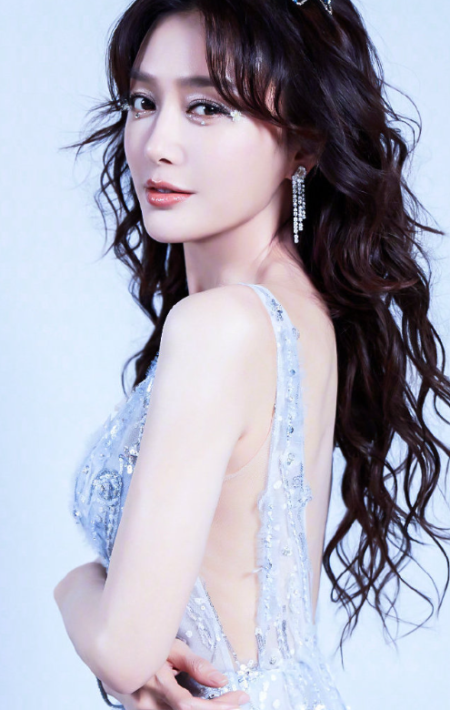 秦岚美丽的纱裙，精致的妆容，永远的微笑写真照片很漂亮