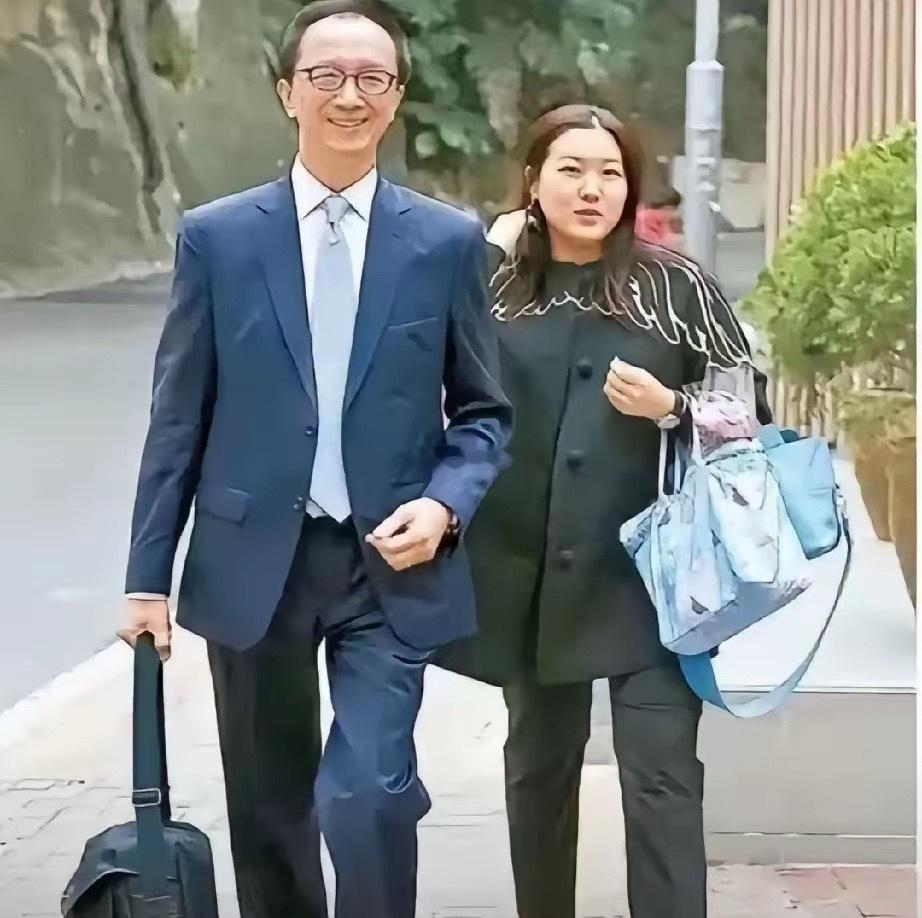 伏明霞的大女儿梁司渝，哈佛大学毕业，成绩全A，SAT接近满分，申请文书一字不落全