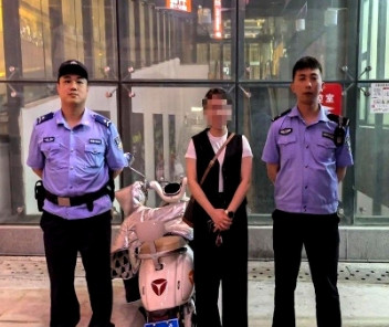 太原：6月6日23时，敦化坊派出所民辅警发现一辆未上锁的电动车，周围不见车主踪影