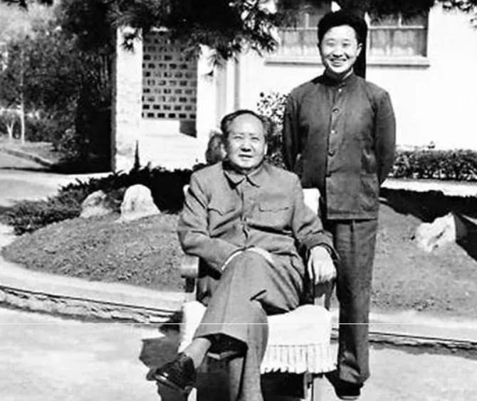 有一次，周福明给毛主席理发时，扯疼了主席。毛主席扭头道：“你今天怎么回事？一副魂