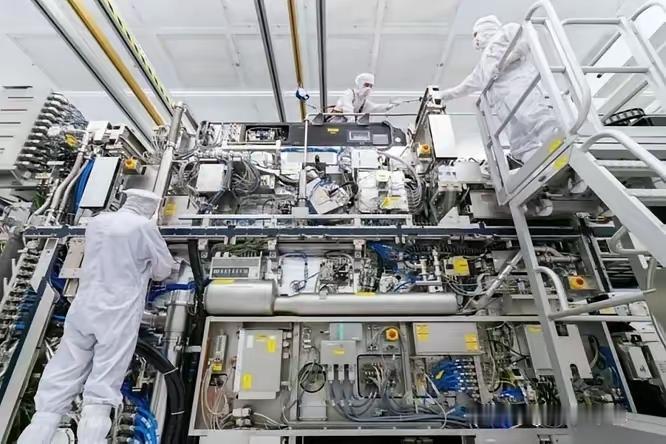 荷兰非要给中低端DUV光刻机上管制，结果先把自家企业架火上烤。10月底新规一落