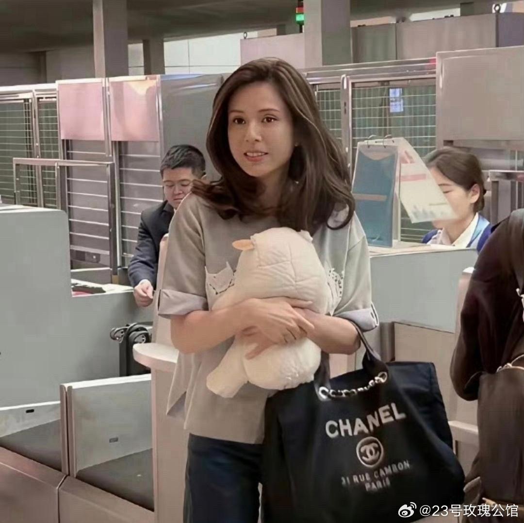 李若彤胖了之后反倒更漂亮了，丝毫看不出她已经60岁了。