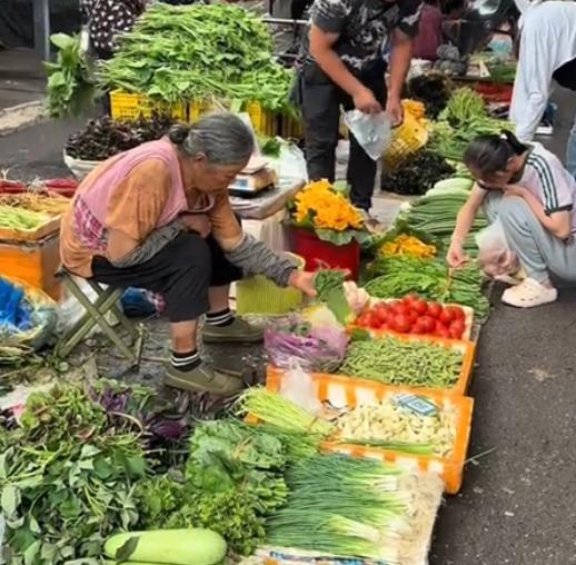 表姐没交社保，60多岁拖着伤腿在菜市场摆摊，我才懂2000退休金有多重要！我表