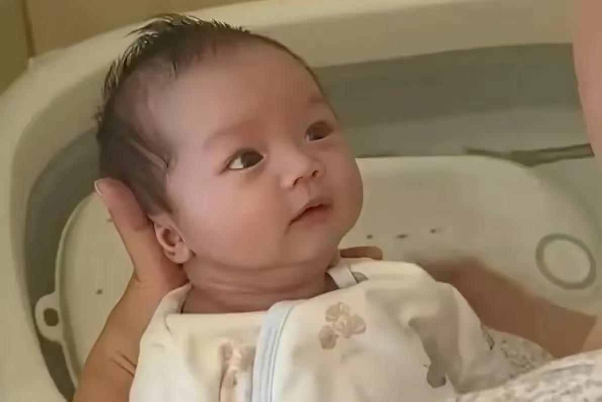 汪小菲的小儿子满月了，这也太好看了吧！圆圆的小脸，小小的嘴巴，高高的鼻梁，大大的
