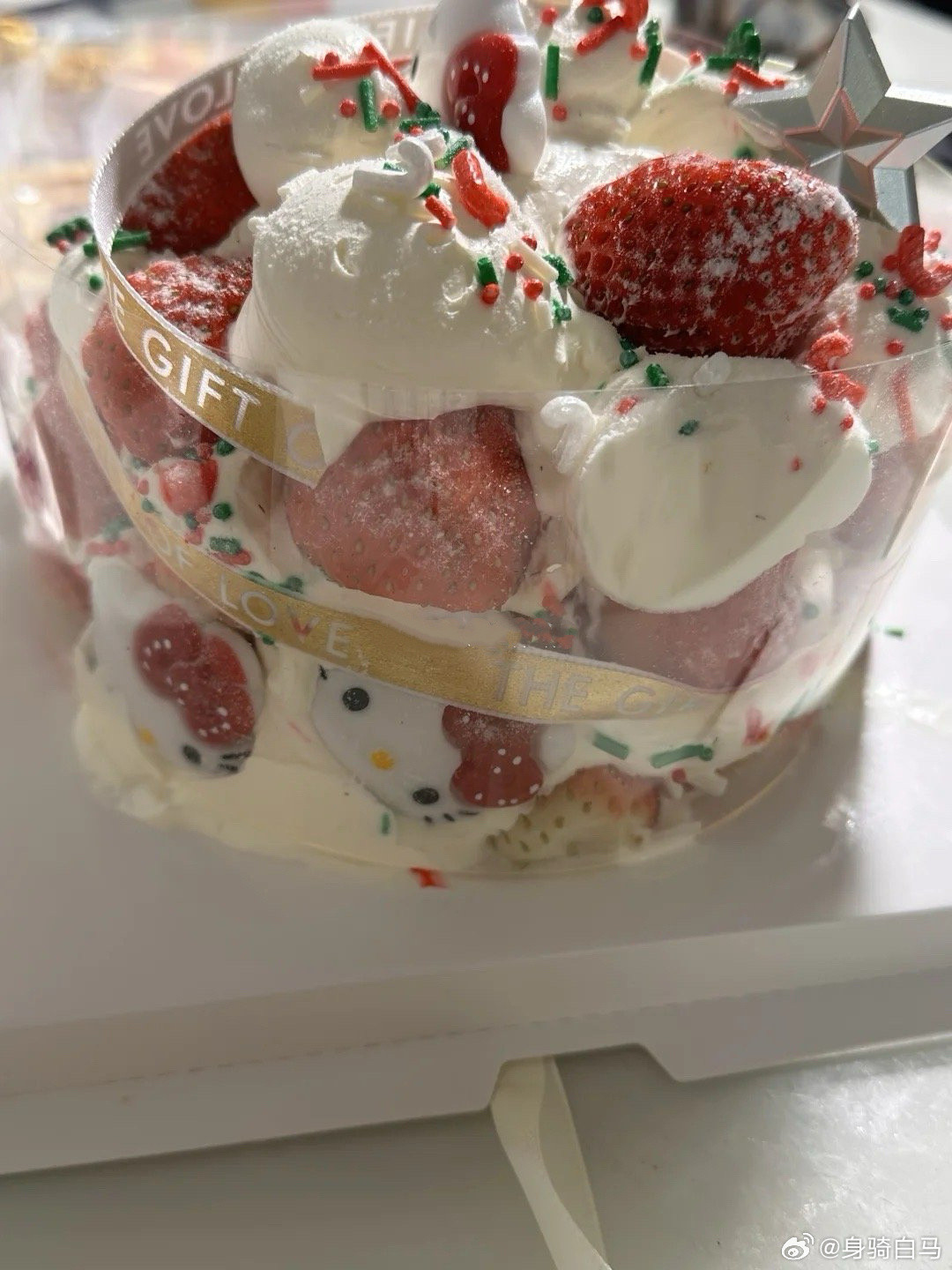 买的草莓蛋糕倒了，男朋友叫我不要差评男朋友送的草莓蛋糕第一次见