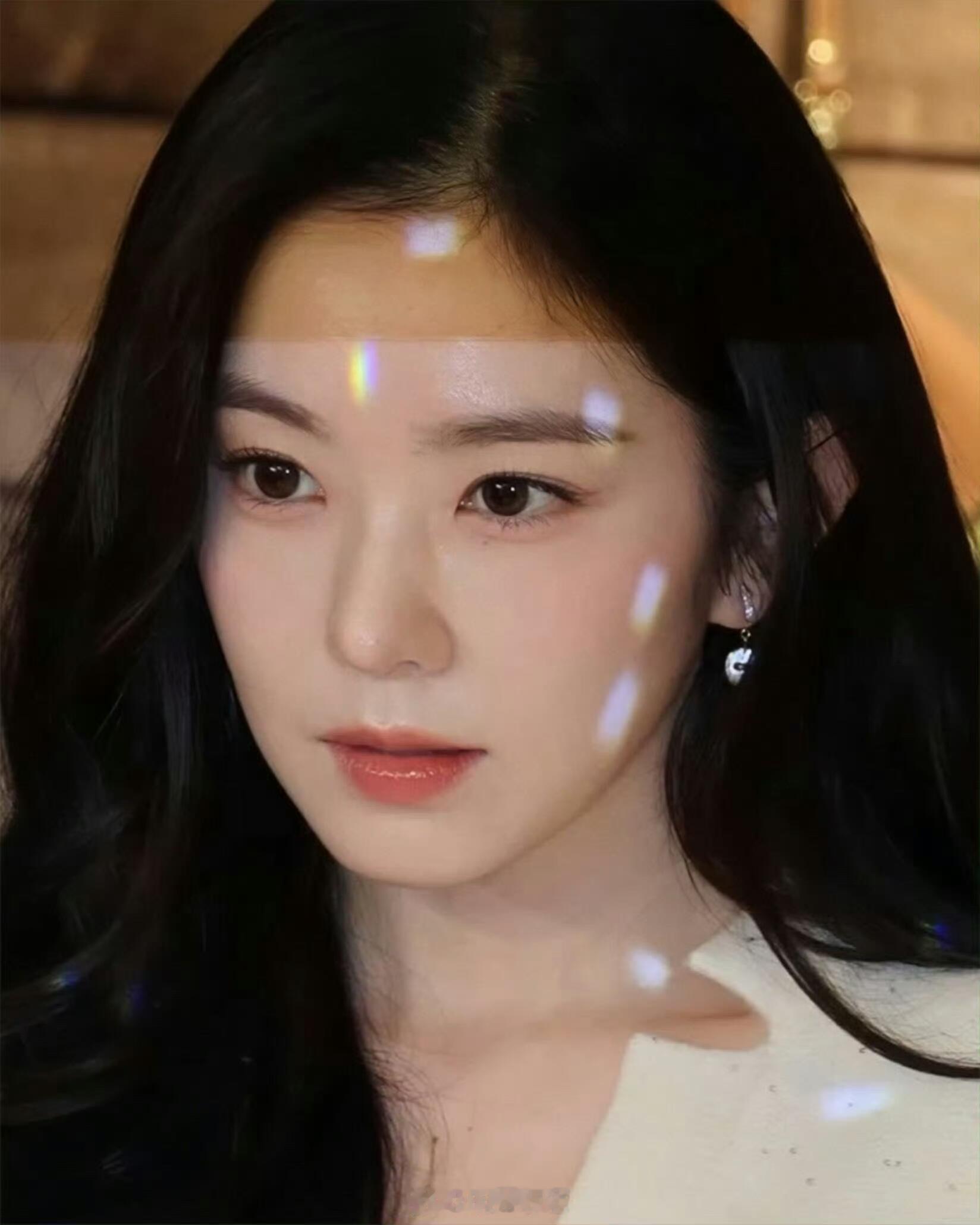 光斑落在这个女人的脸上都像镶嵌的宝石….