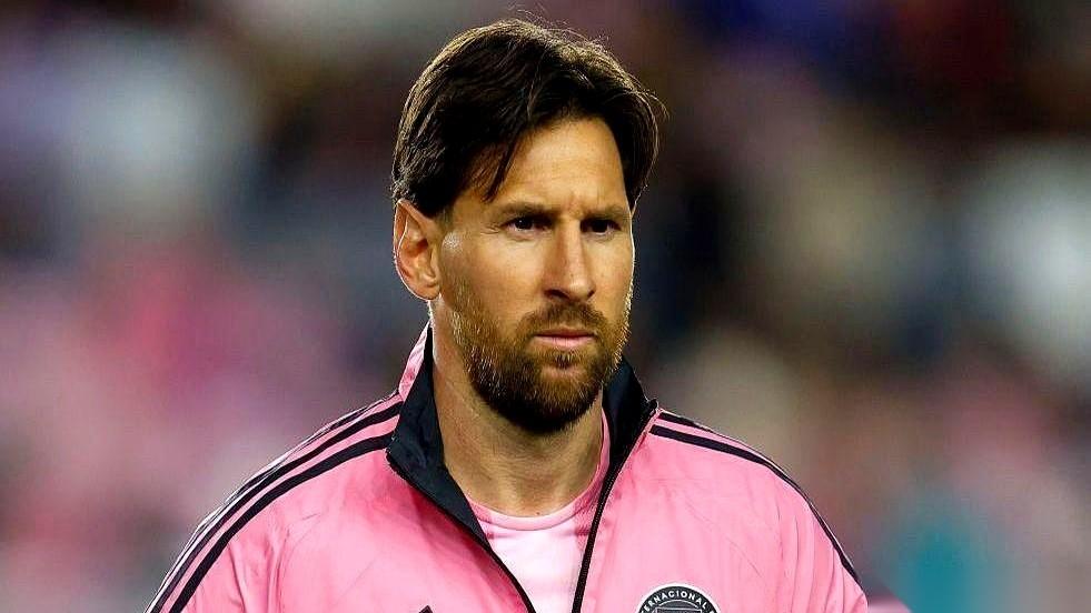 关于梅西要被租借回欧洲这事，最炸裂的一点，不是回归，而是传闻的目的地：英超。就