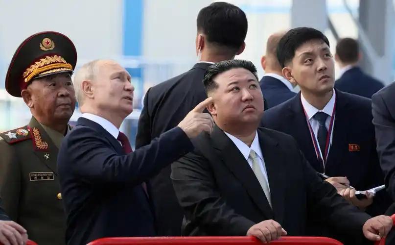 为啥朝鲜不认中国当大哥了？最近朝鲜和俄罗斯打得火热，金正恩坐着专列去俄罗斯见普京