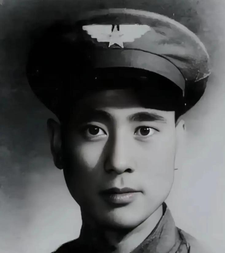 1949年2月，一架飞机在解放区坠落，当解放军赶到时，飞行员指着舱门说：“这里面