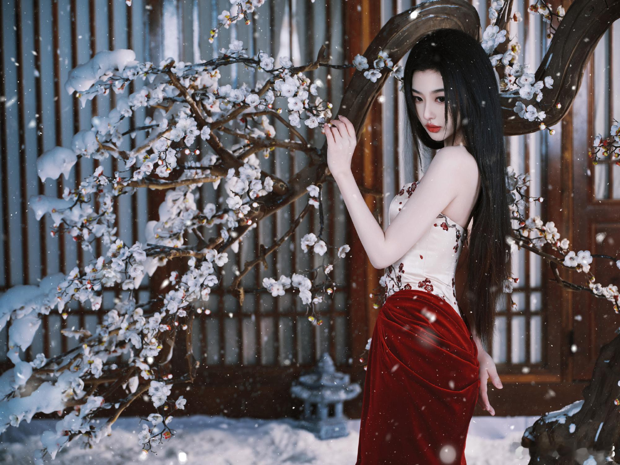 孔雪儿全世界最适合雪的女人红裙和雪景的适配度也太高了。孔雪儿把那种艳而不俗的