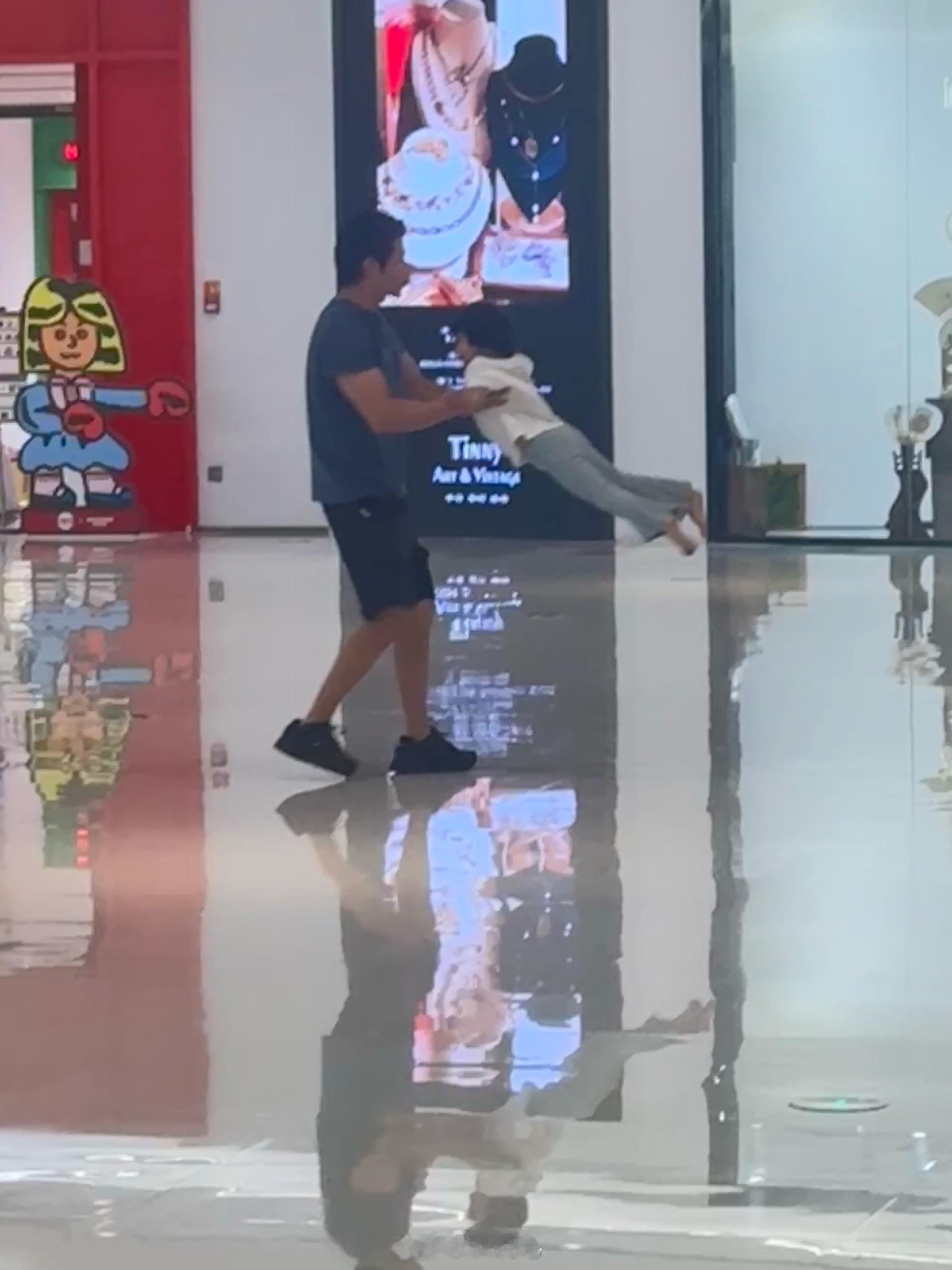 幸福小宝，玩完这几轮妈妈回家要贴一条根了[吐舌头眯眼睛笑]​​​
