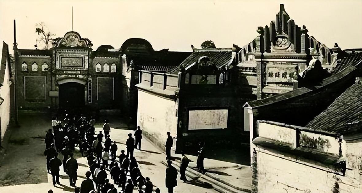 【补充】刘文彩是民国时期有名的地主，而且还是个风评非常不佳的地主，在四川大邑县，