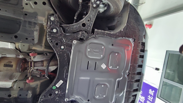 帝豪四代发动机护板去4儿子店保养，装了发动机护板！288！知道某宝也就150包