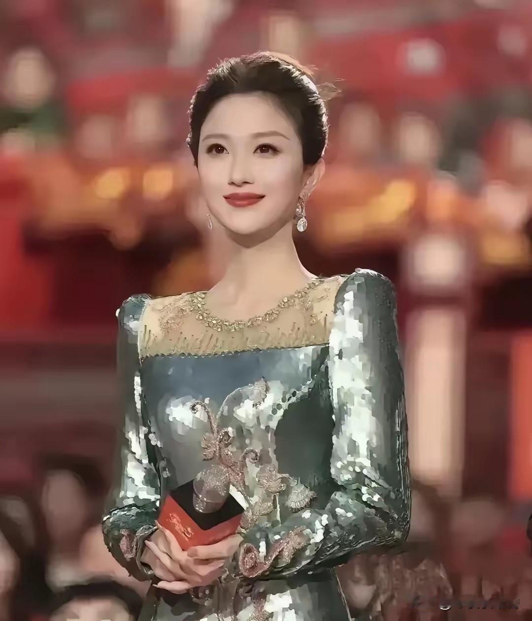 这是央视目前最漂亮的一个年轻主持人，长得确实漂亮，身材高挑又有气质，比周涛和董卿