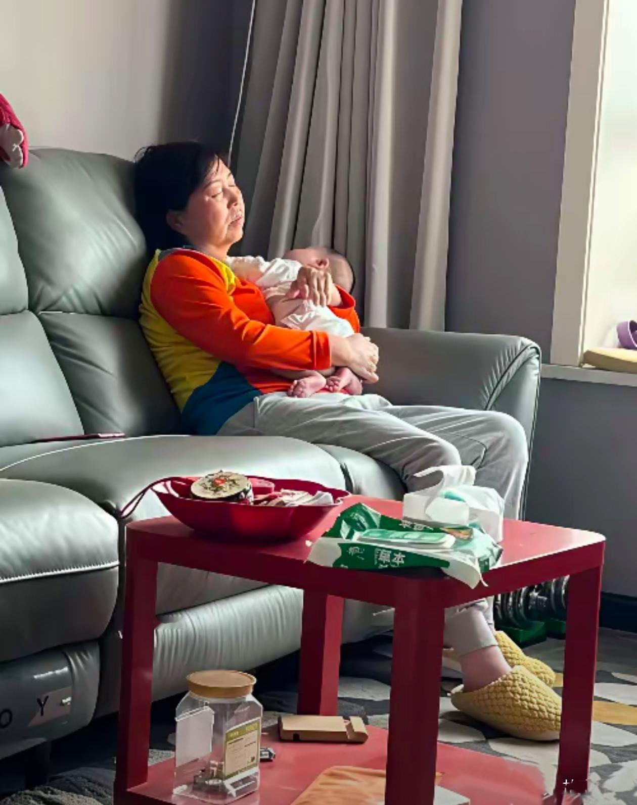 邻居婆婆一句话，听得人心酸，她说：下辈子，不结婚、不要孩子，太累了。儿子成